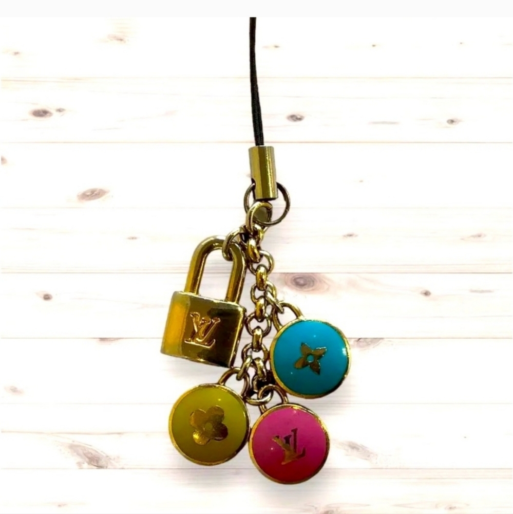 Louis Vuitton Bijou cell phone Pastilles Strap Multicolor Padlock Gold charms - Picture 3 of 7